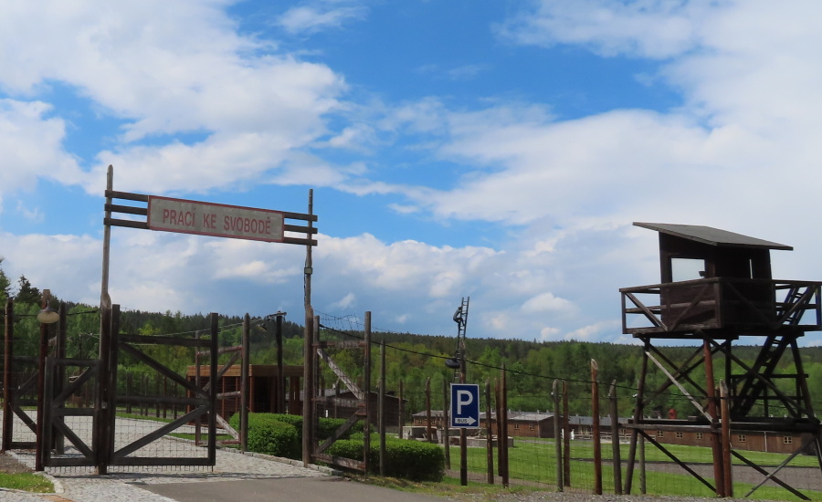 Vstupní brána do bývalého lágru a nyní památníku Vojna. Zdroj foto a autor: Pavla Košík Jelínková