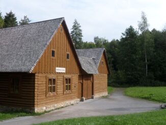 Replika dřevěného hornického srubu ve Zlatokopeckém skanzenu. Foto: Anna Petruželková