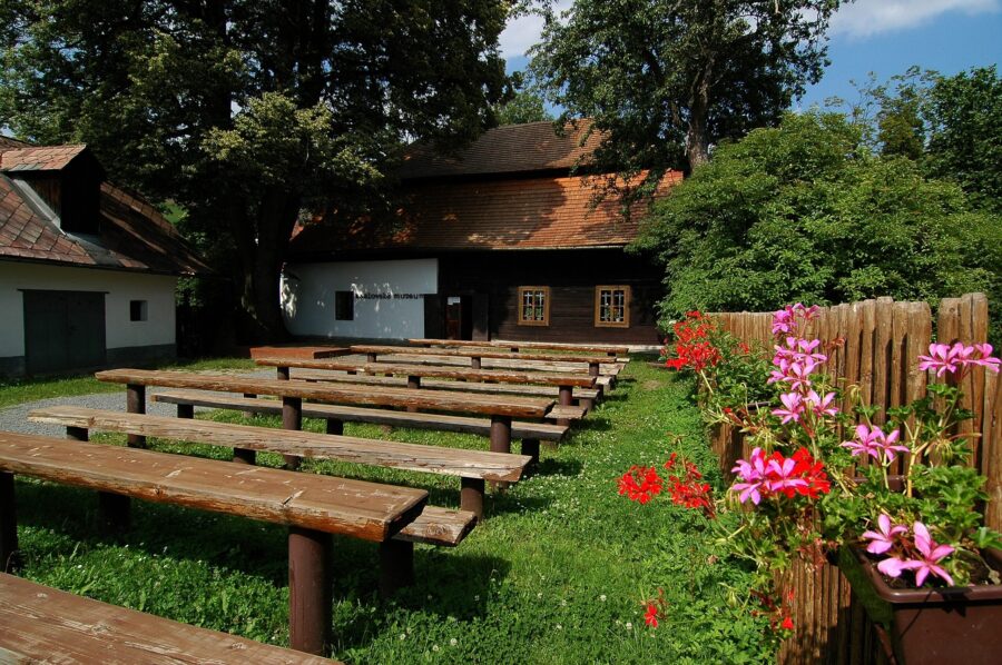 Karlovské jezero je kousek od Muzea Velké Karlovice