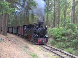 Vlak JHMD v čele s parní lokomotivou U 46.001, Kaproun, okres Jindřichův Hradec. Autor: Harold. Zdroj: Wikimedia Commons (CC BY-SA 3.0)