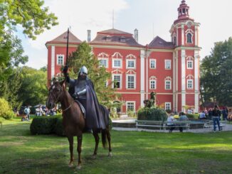 resort Dětenice - Rytíř na koni před zámkem