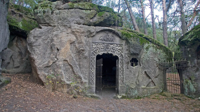 Zdobený vchod do jeskyně Klácelka