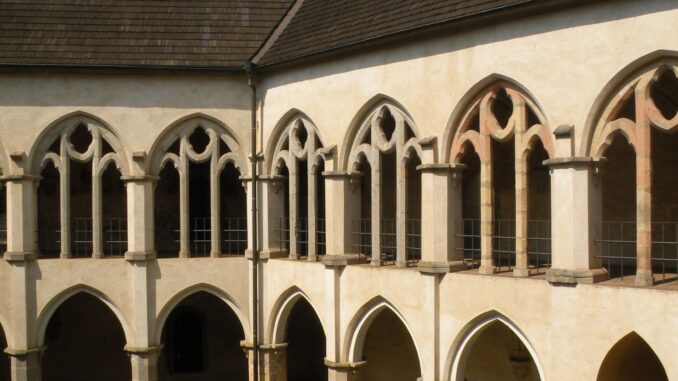 Královský palác a nádvoří