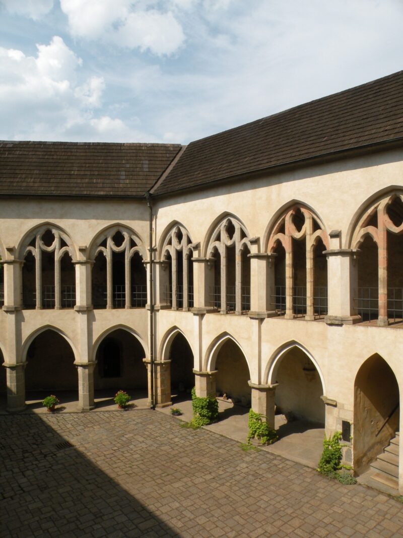 Královský palác a nádvoří hradu Zvíkov