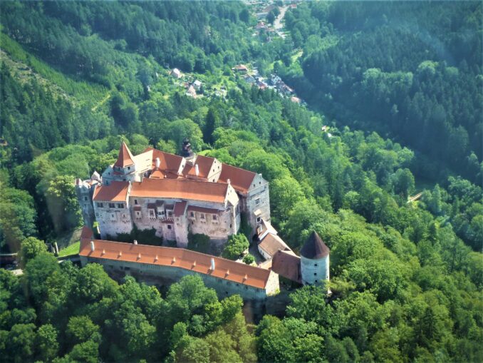 Letecký pohled na hrad Pernštejn. Foto: Petra Zbořilová