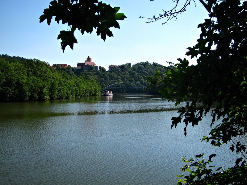 Dominantou Brněnské přehrady je hrad Veveří