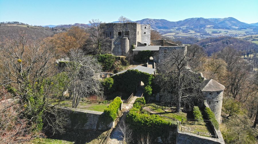 hrad Hukvaldy dominuje okolí