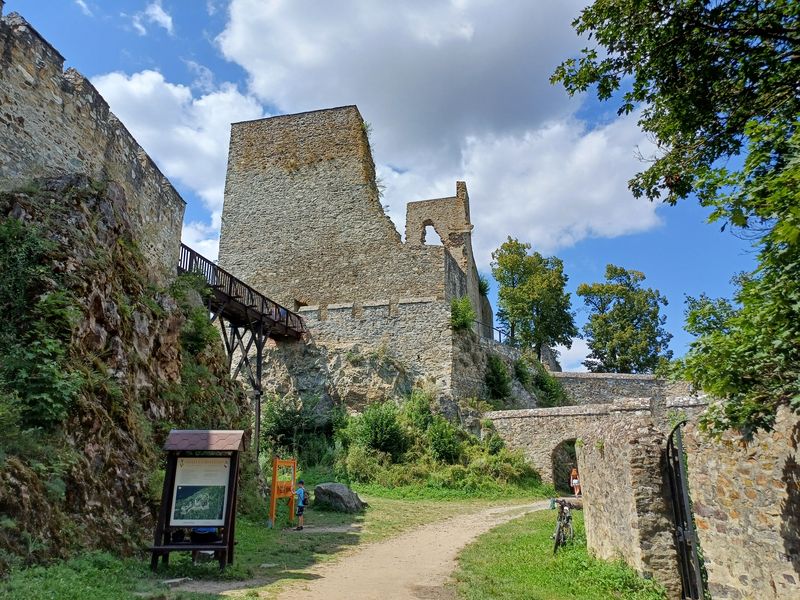 Zřícenina hradu Cornštejn nad Vranovskou přehradou. Foto: Anna Petruželková