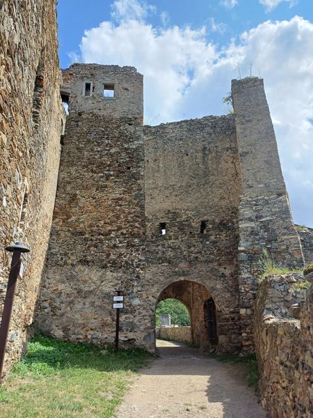 Zřícenina hradu Cornštejn nad Vranovskou přehradou. Foto: Anna Petruželková