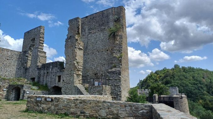 Zřícenina hradu Cornštejn nad Vranovskou přehradou. Foto: Anna Petruželková