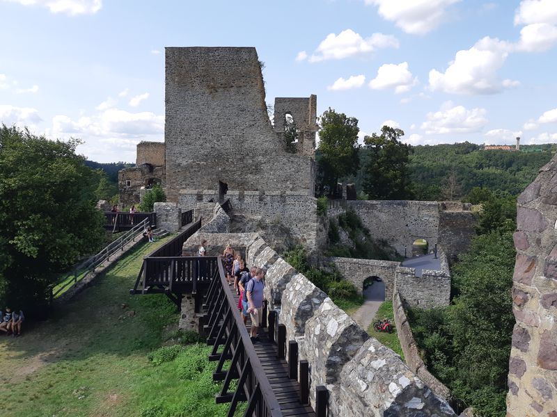 Zřícenina hradu Cornštejn nad Vranovskou přehradou. Foto: Anna Petruželková