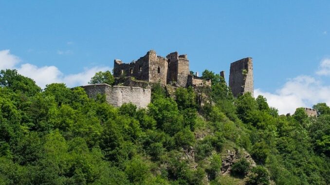 Zřícenina hradu Cornštejn nad Vranovskou přehradou