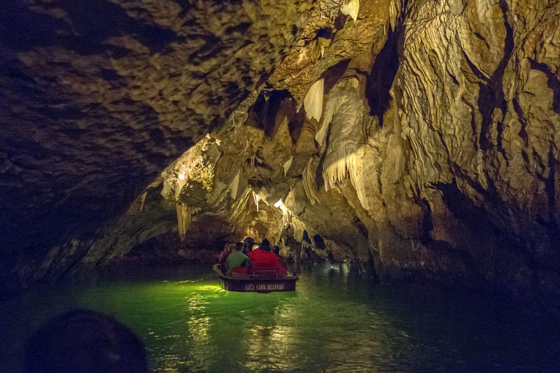 Punkevní jeskyně. Mokrá cesta - plavba na loďkách po podzemní Punkvě. Zdroj: Jerzy Strzelecki (CC BY-SA 3.0)