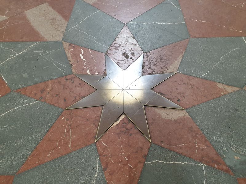 Santiniho hvězda na podlaze v kostele Nanebevzetí Panny Marie, klášter Kladruby, Plzeňský kraj. Foto: Anna Petruželková