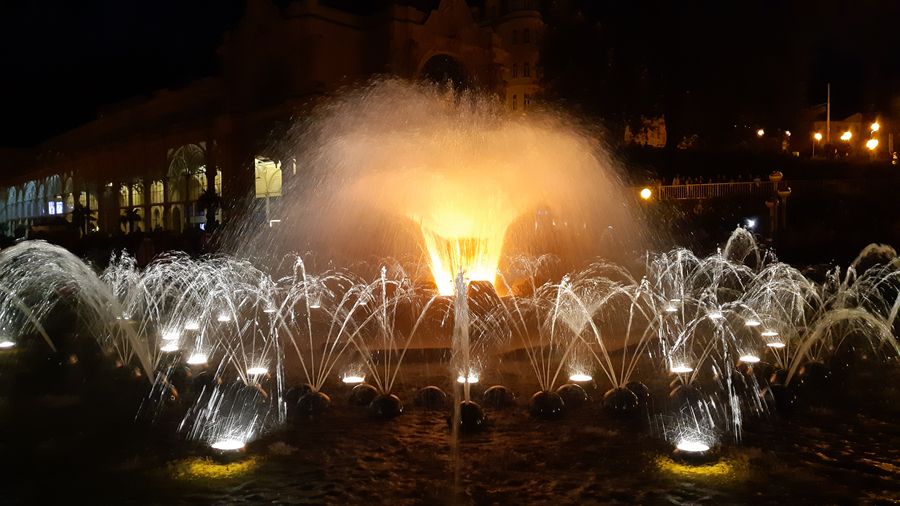 Zpívající fontána se světelnými efekty v Mariánských Lázních. Foto Anna Petruželková
