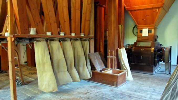 Pytlovací lávka s mlecí stolicí ve mlýně Dřevíček. Zdroj: Mlýn Dřevíček