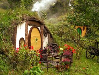 Český Hobitín v podhůří Orlických hor. Zdroj: Wikimedia Commons (CC BY-SA 4.0). Autor: Svatoslav Hofman