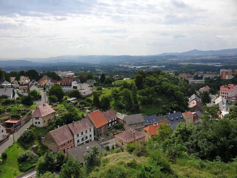 Výhled ze zříceniny hradu Krupka na město Krupka. Foto: Anna Petruželková
