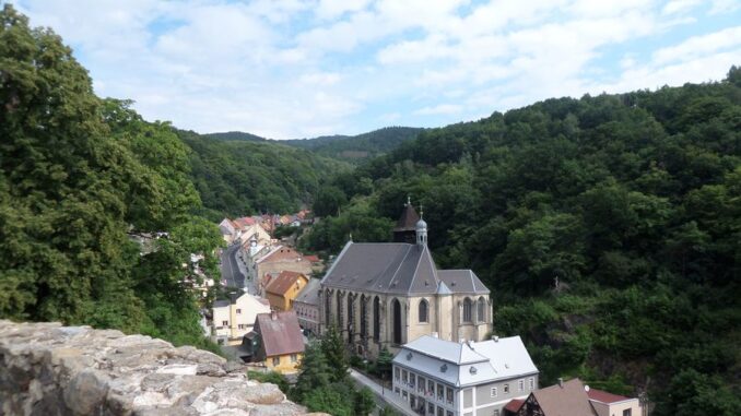 Výhled na město Krupka a kostel Nanebevzetí Panny Marie. Foto: Anna Petruželková