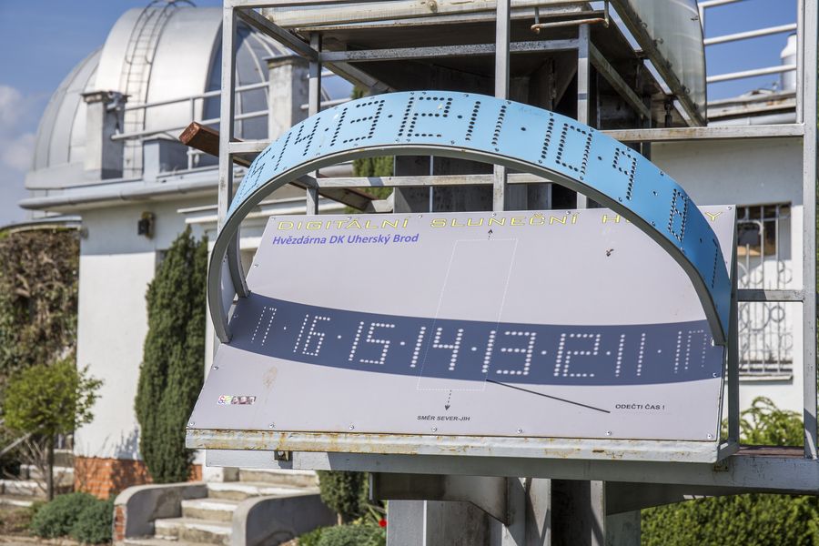 Digitální sluneční hodiny u hvězdárny v Uherském Brodě. Zdroj: Hvězdárna a planetárium Uherský Brod