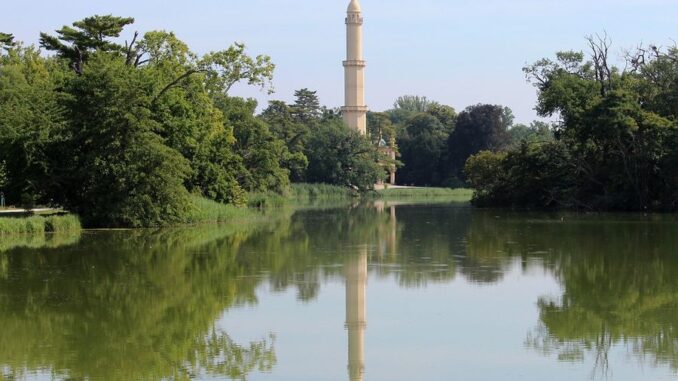 Minaret v Lednicko-valtickém areálu. Zdroj: Pixabay