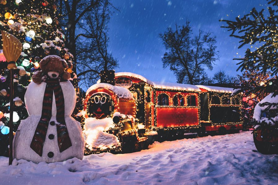 Vlak na zámečku v Doubí. Zdroj: Vánoční dům, Karlovy Vary