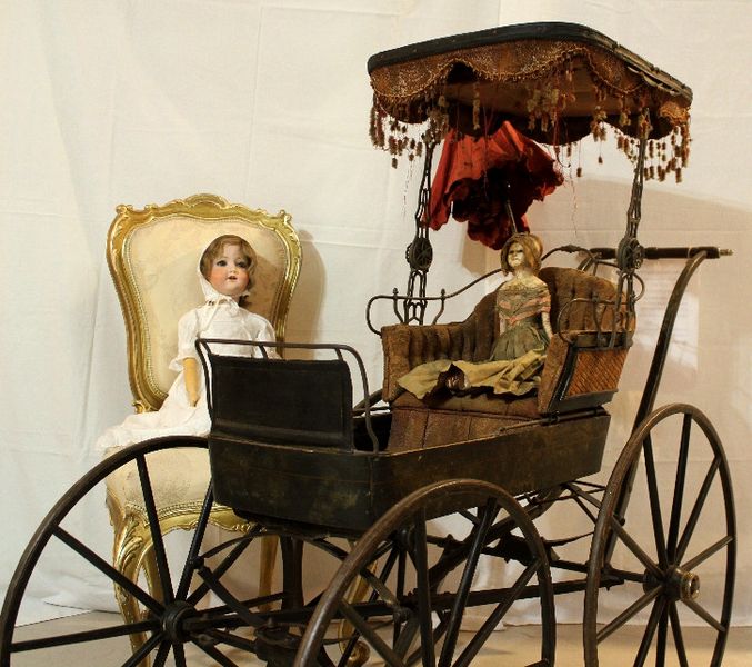 Historický kočárek pro panenky. Zdroj: Muzeum Hraček Stuchlíkovi