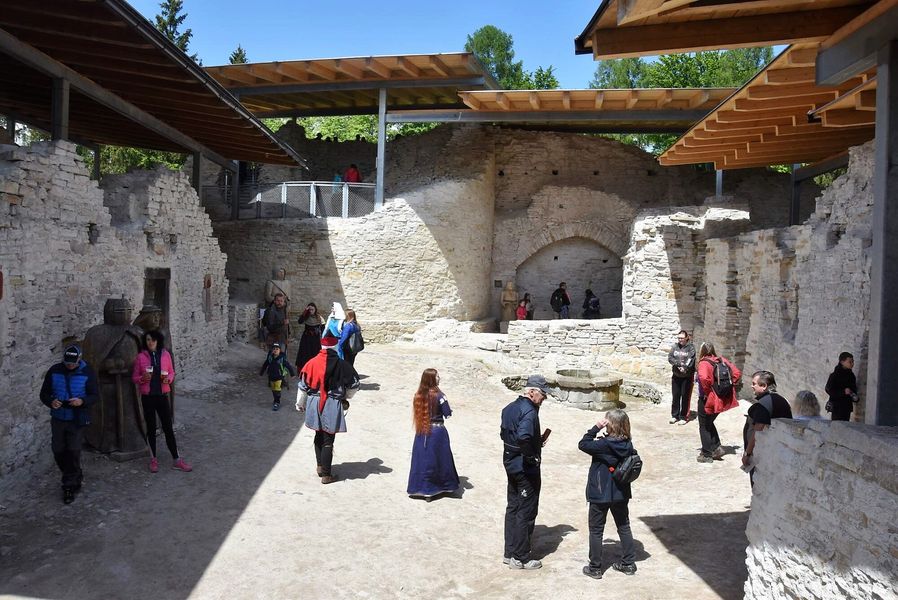 První návštěvníci obdivují zrekonstruovaný hrad. Zdroj foto: Sdružení pro Vízmburk, z. s.