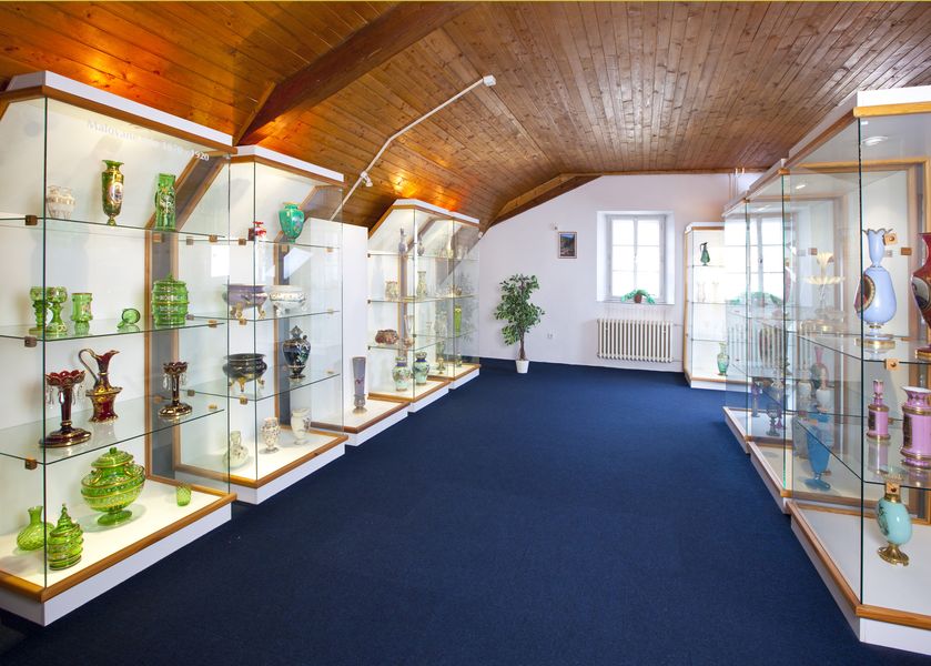 Výstava skla ve sklárně v Harrachově. Zdroj: Sklárna a minipivovar Novosad & syn