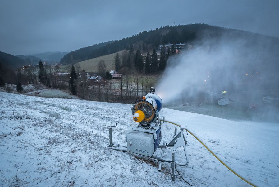 Zasněžování na sjezdovce Razula ve Velkých Karlovicích. Foto: Resort Valachy. Zdroj: Centrála cestovního ruchu Východní Moravy