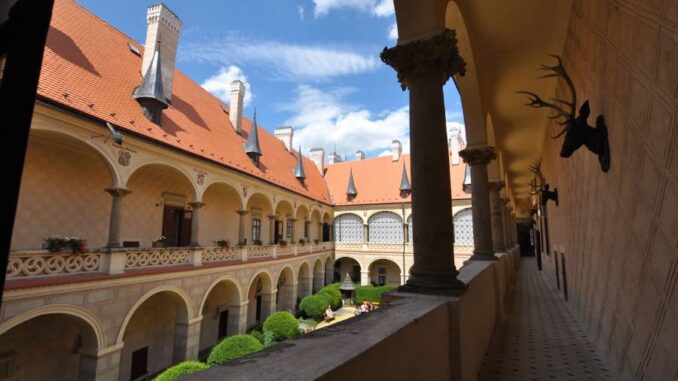 Zámek Žleby. Foto: flickr.com / Herbert Frank