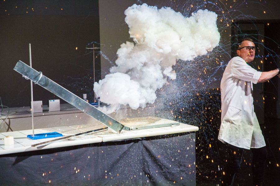 Ohnivá show. Zdroj: Zábavní vědecký park vida.cz