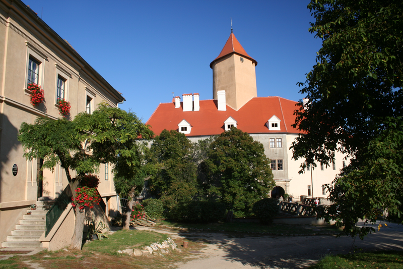 Pohled na purkrabství a vnitřní hrad s věží hradu Veveří. Autor: Daniel Fišer. Zdroj: Creative Commons (CC BY-SA 3.0)