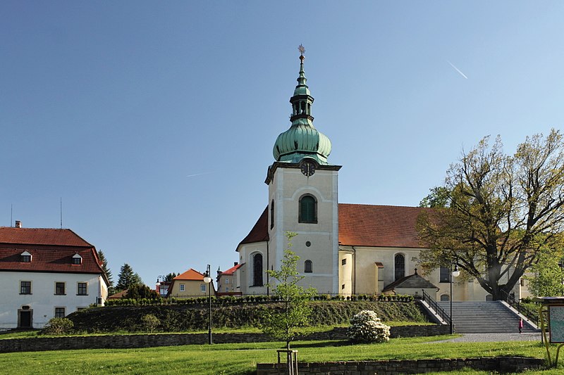 Kostel Nejsvětější Trojice v Jiřetíně pod Jedlovou. Autor: Miloslav Rejha. Zdroj: Creative Commons (CC BY 4.0)