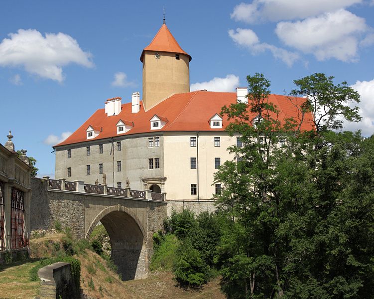 Palác s břitovou věží a most na hradě Veveří. Autor: RomanM82. Zdroj: Creative Commons (CC BY-SA 4.0)