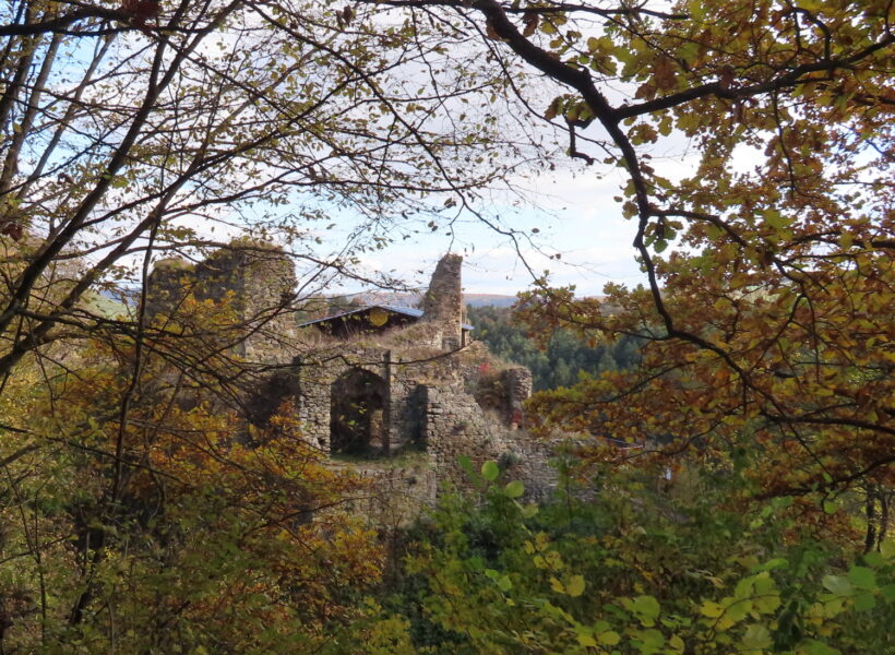 Zřícenina hradu Krašov se tyčí na skalnatém ostrohu nad Berounkou, Zdroj foto: Pavla Košík Jelínková 