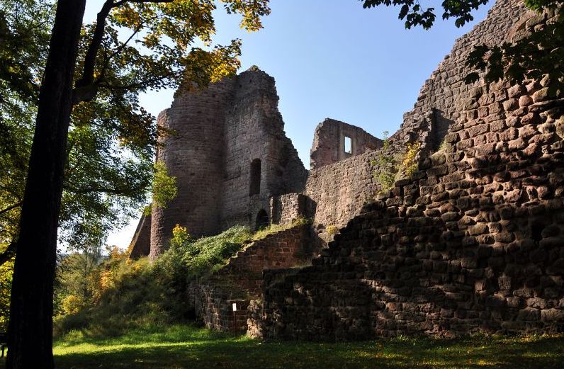Zřícenina hradu Pecka. Foto: Petr Fabian. Zdroj: Hrady-zříceniny.cz