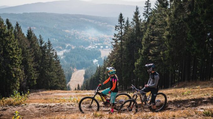 Pokochejte se výhledy na šumavskou přírodu ze Špičáku. Zdroj: Ski & bike Špičák