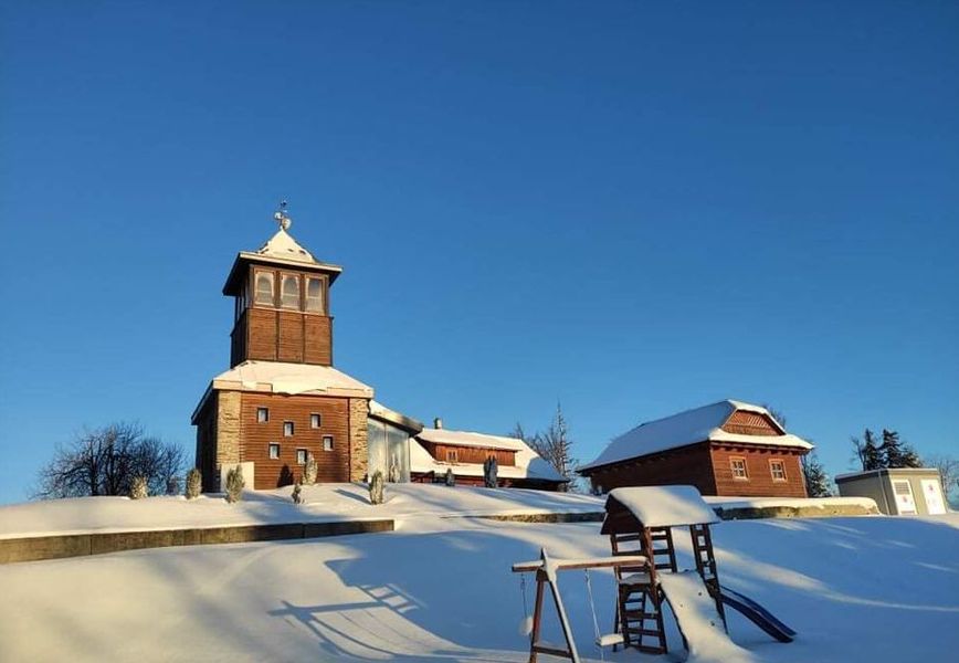 Rozhledna Tetřev se sněhovou přikrývku. Zdroj: Kamenná chata, Velký Polom, Dolní Lomná