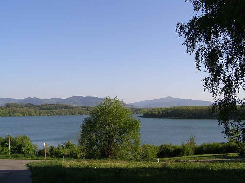 Žermanická přehrada, v pozadí Lysohorská rozsocha. Autor: Daniel Baránek. Zdroj: Creative Commons BY-SA 3.0