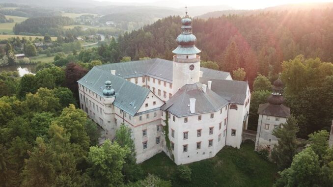 Letecký pohled na lemberský zámek. Zdroj: NPÚ, Státní zámek Lemberk
