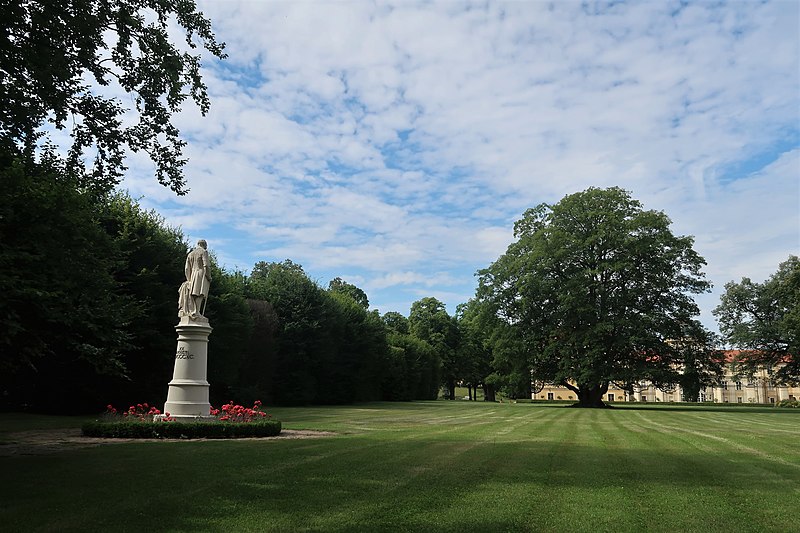Hořovice, zámecký park se sochou Bedřicha Viléma Hesenského. Autor: Vlach Pavel. Zdroj: Creative Commons BY-SA 4.0