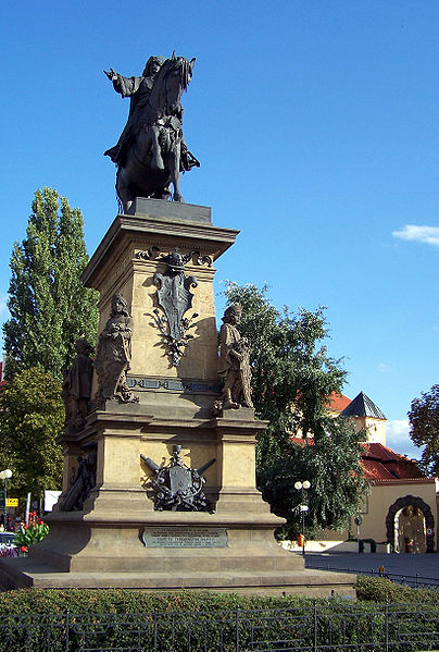 Pomník krále Jiřího od Bohuslava Schnircha v Poděbradech. Autor: Michal Louč. Zdroj: Wikimedia Commons BY-SA 3.0
