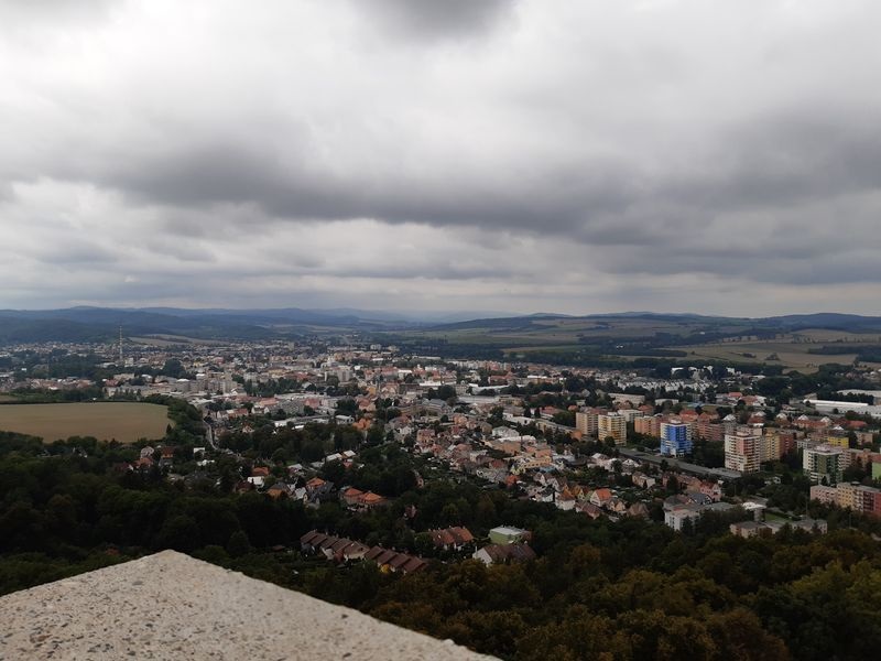 Výhled na město Krnov z kamenné věže na Cvilínském vrchu. Foto: Anna Petruželková