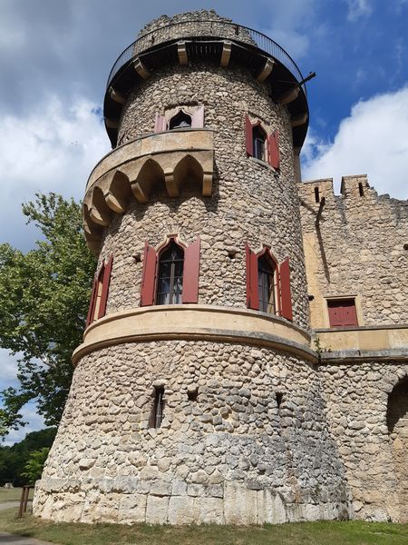 Věž Janova hradu, umělé zříceniny středověkého hradu. Foto: Anna Petruželková