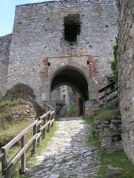 Brána do hradu Rabí. Zdroj: Pixabay.com