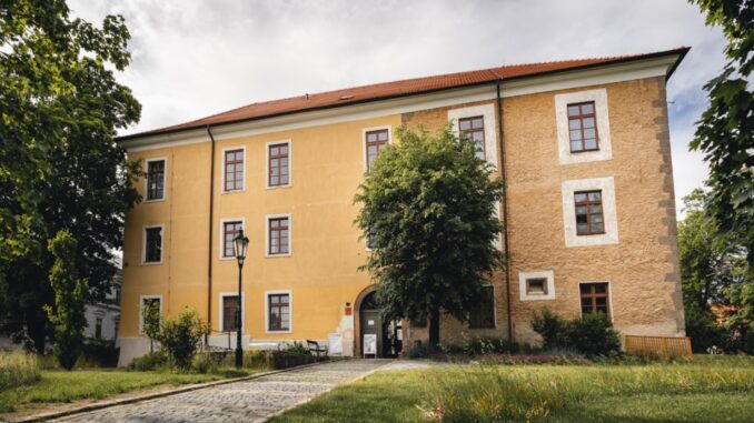 Galerie Františka Drtikola sídlí v historické budově zámečku Ernestinum. Zdroj foto: Poznejpribram.cz