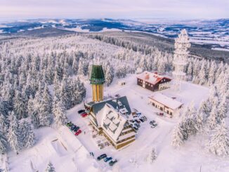 Vyhlídková věž a Kramářova chata na Suchém vrchu. Foto: Kramářova chata na Suchém vrchu