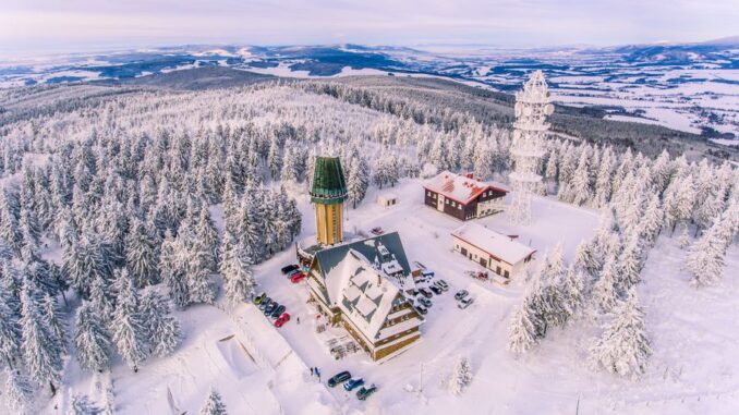 Vyhlídková věž a Kramářova chata na Suchém vrchu. Foto: Kramářova chata na Suchém vrchu