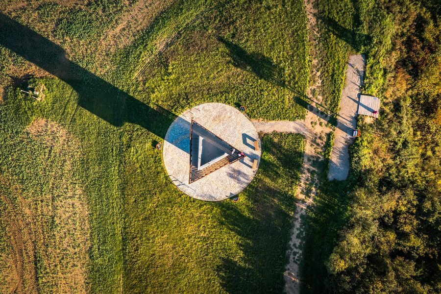 Pohled z výšky na trojúhelníkový tvar rozhledny Súsedská. Foto: Marek Svoboda. Zdroj: Obec Hýsly